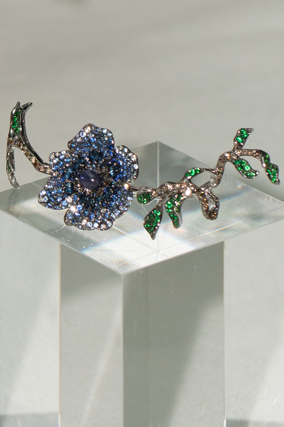 White Gold with Blue Sapphire and Green Garnet Two-fingers Ring from Flowers Collection
